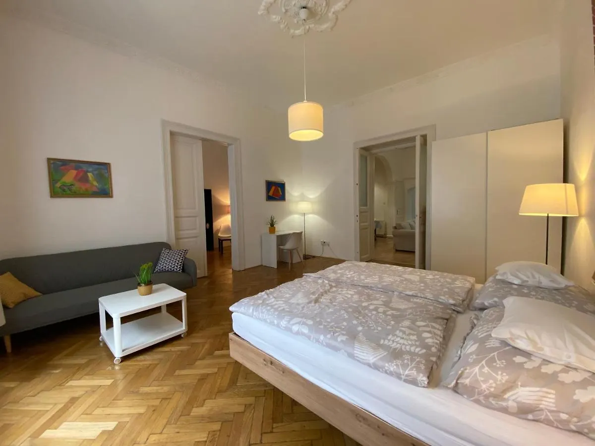 בודפשט 3 Bedrooms- Central Quarter Apartment
