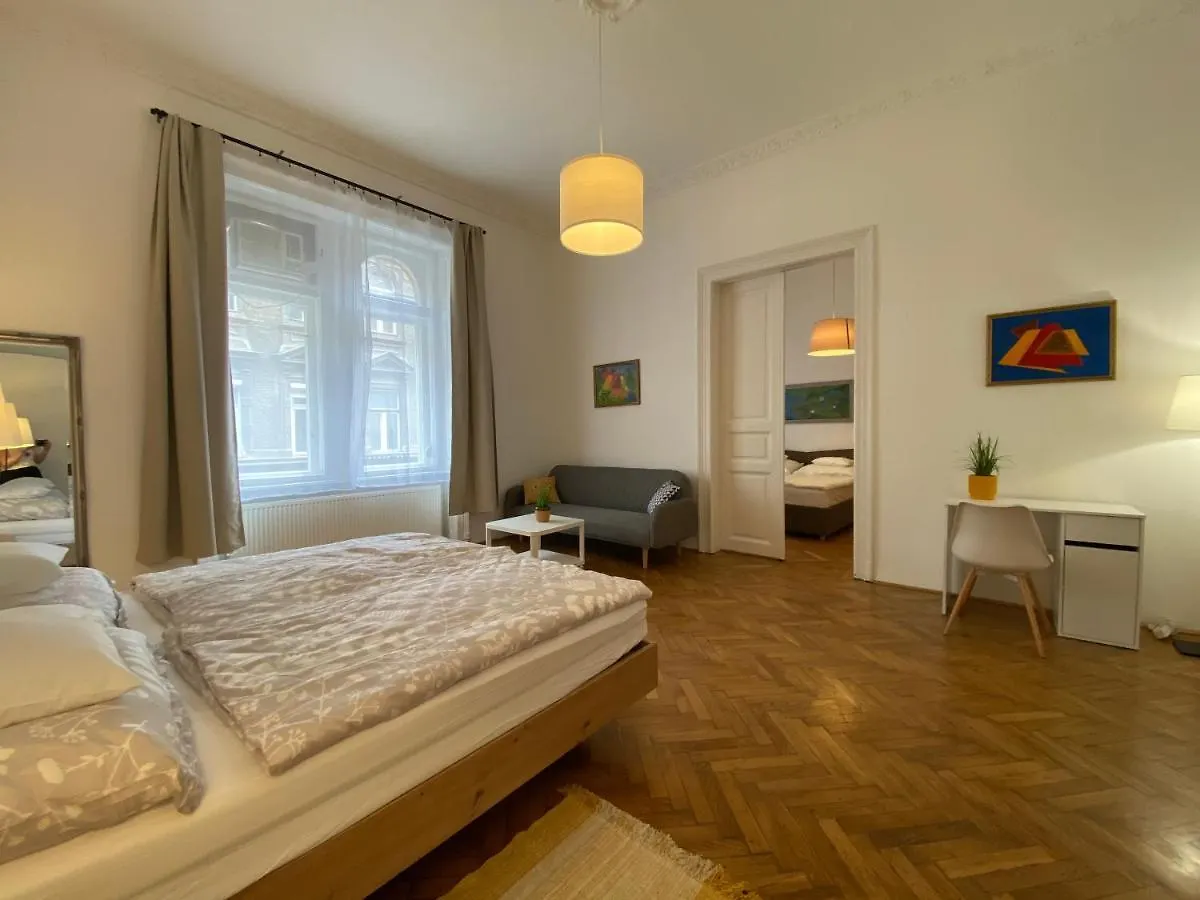 3 Bedrooms- Central Quarter Apartment Budapeşte 0*,  Macaristan